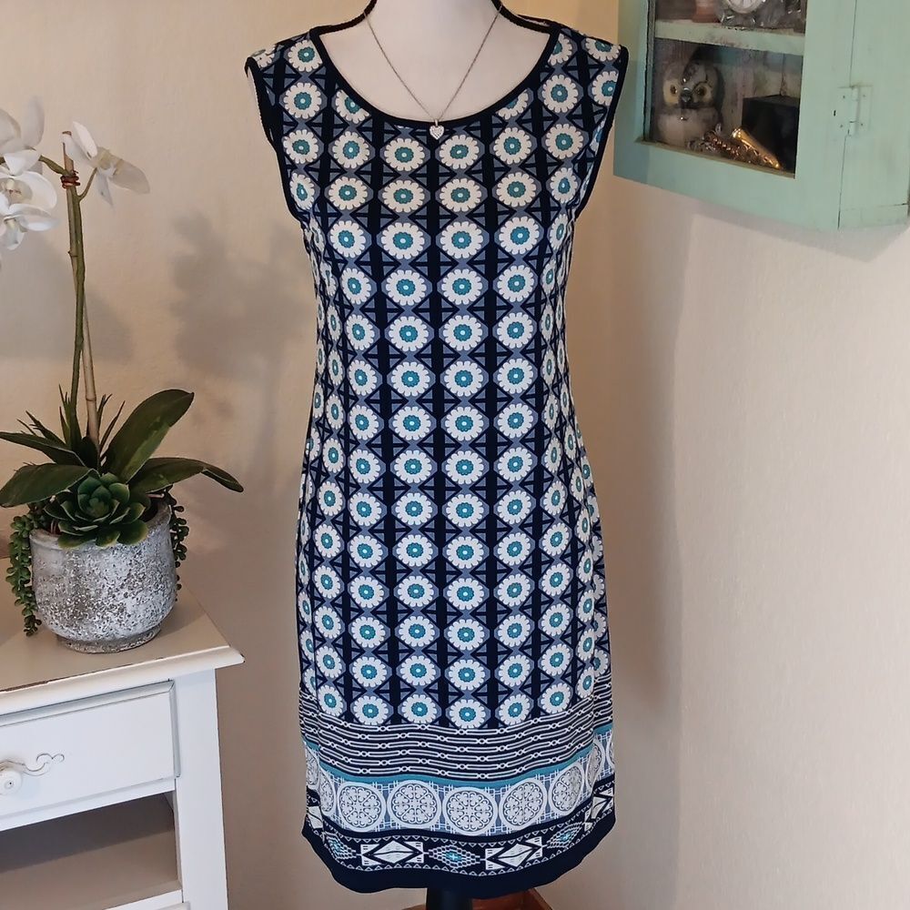 Max Studio Geometric Floral Dress in Gteen, Black and White. Soft Knit